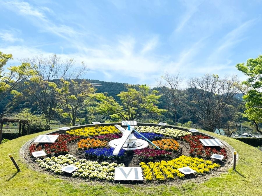 【花時計】 東温】花時計や立体花壇もある！四季折々の花が楽しめる施設