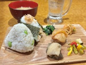 【札幌駅】880円おにぎりランチ！握りたて2個、おかず5種、味噌汁セット「おにぎり専門店ひとつぶ」