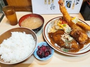【新宿区中落合】わざわざ行く価値あり！赤塚不二夫も愛した「ぺいざん」の満腹定食（驚きの1000円前後）