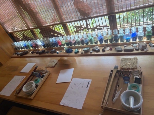 六本松】親子で夢中！200色の岩絵具が並ぶ「野の間」本格日本画体験